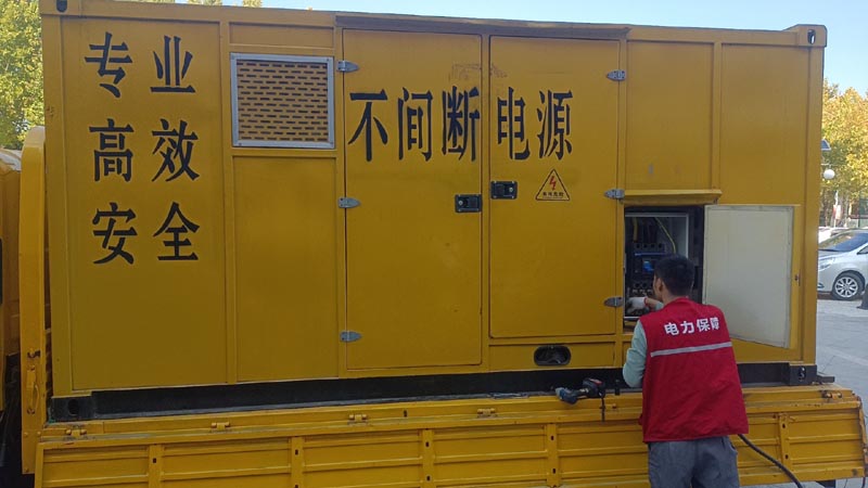 松山柴油发电机组和UPS电源配合使用时，如何避免切换过程中的电力中断？